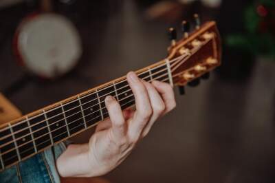 De goede houding bij gitaar spelen