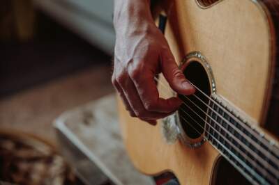 De goede houding bij gitaar spelen