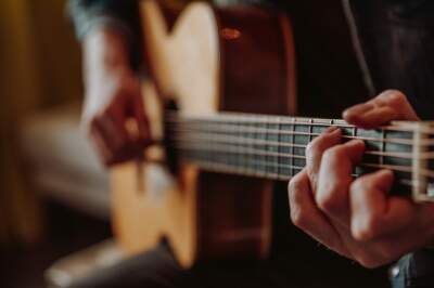 Hoe speel je een tikje in een slag op gitaar?