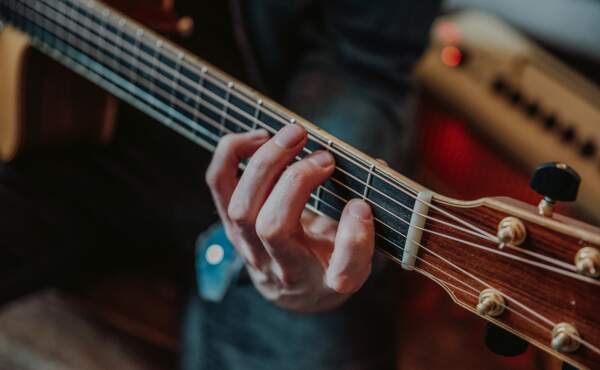 gitaar spelen met lange nagels