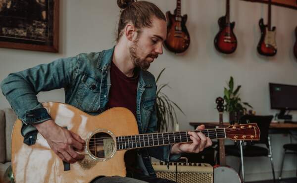 Leren tokkelen op gitaar