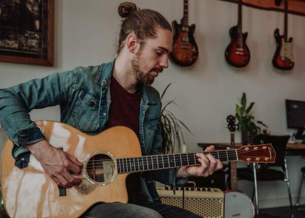Leren tokkelen op gitaar
