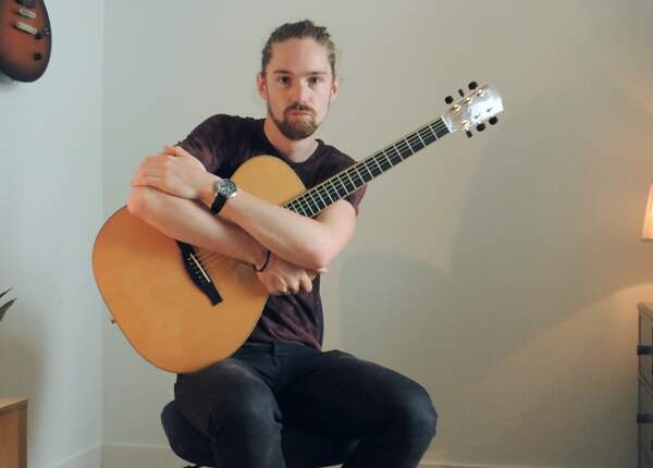 De goede houding bij gitaar spelen