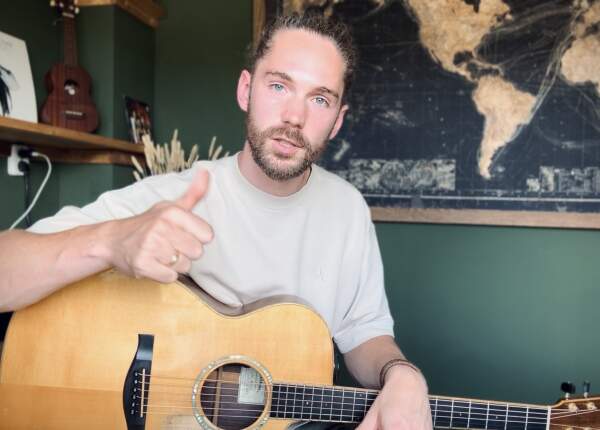 Crazy little thing called love op gitaar