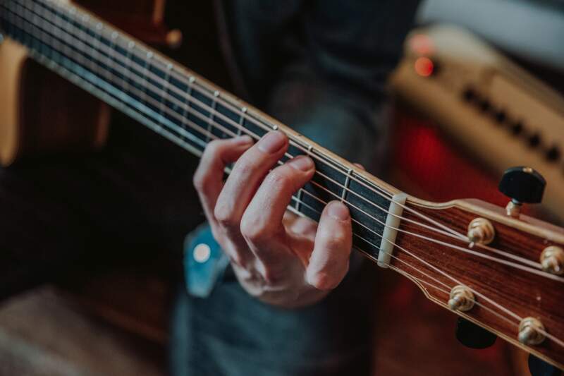 gitaar spelen met lange nagels