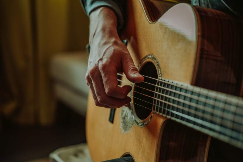 gitaar spelen met nagels