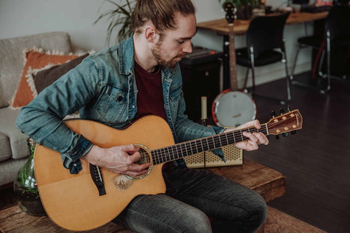 fontein Station Eerlijk Hoe speel je een tikje in een slag op gitaar?